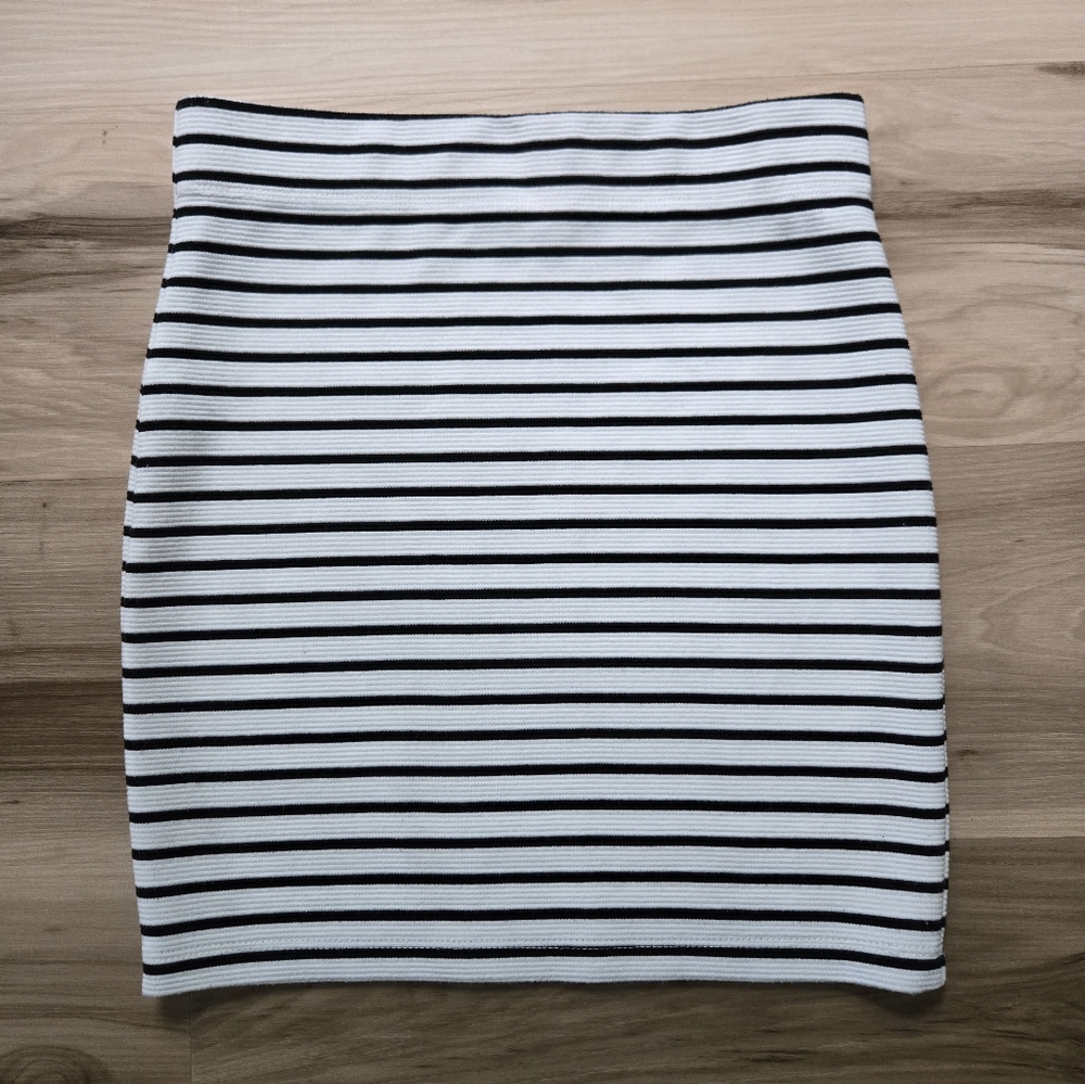 Forever21 Striped Black and White Skirt Size Small